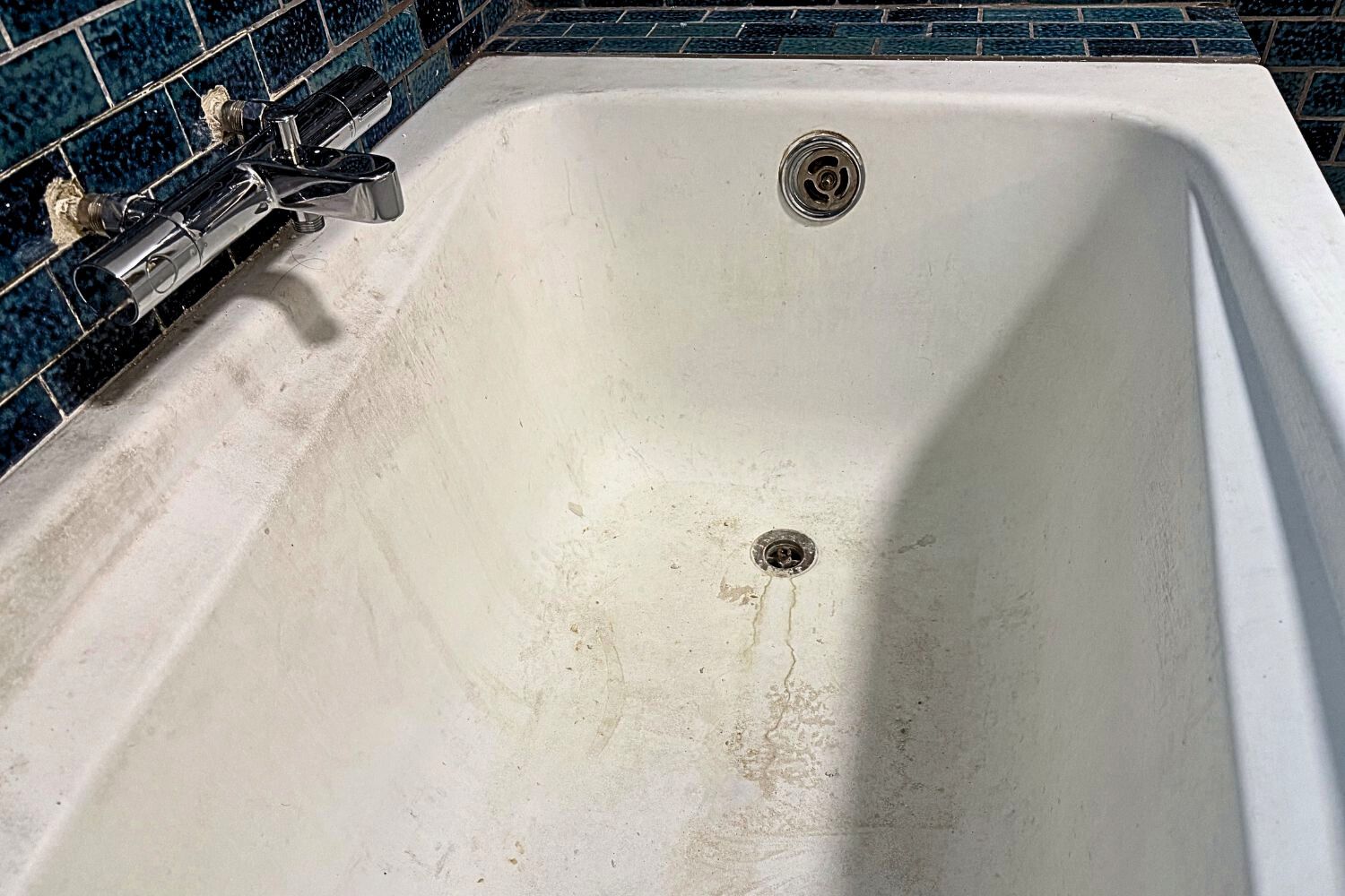 baignoire en fonte des années 70 rugueuse et usée