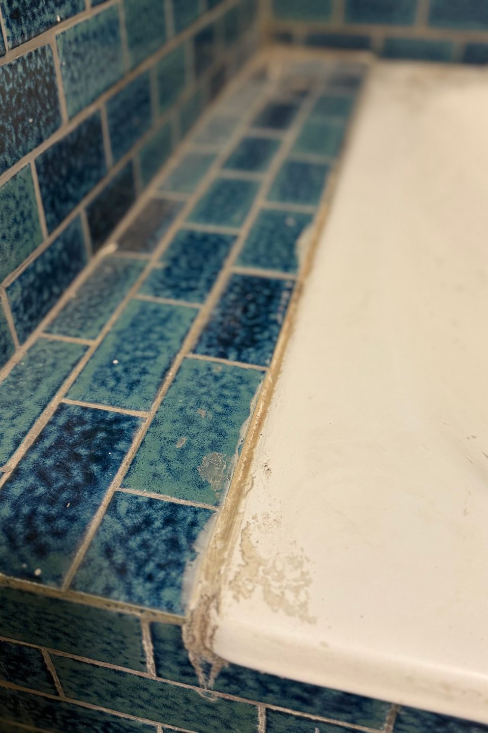 joint silicone autour de la baignoire noirci