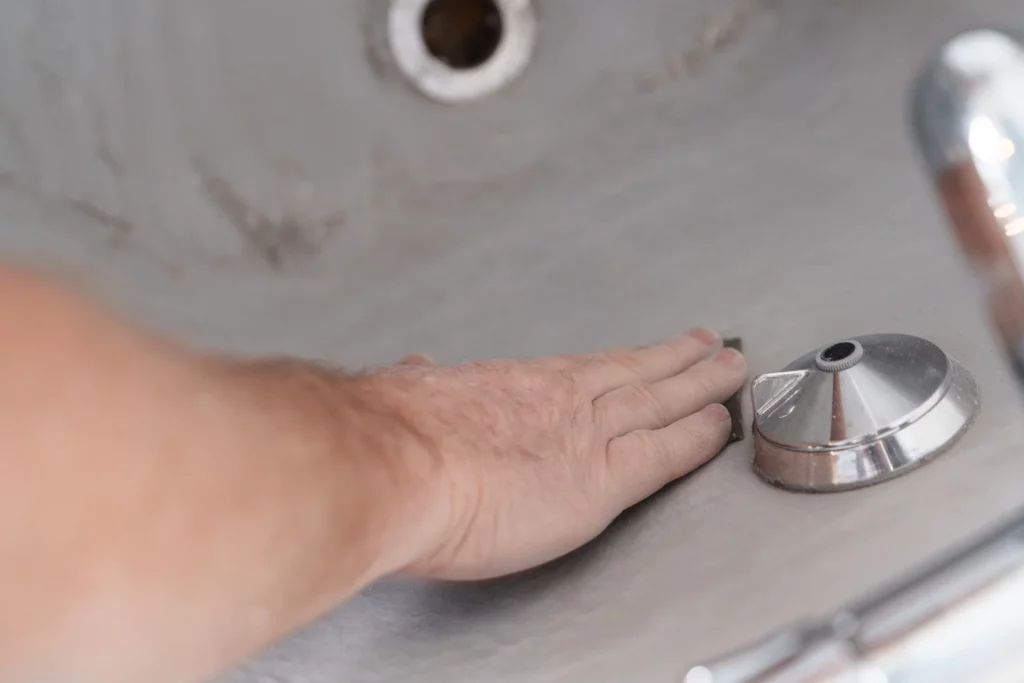 néttoyage de la baignoire avant réémaillage