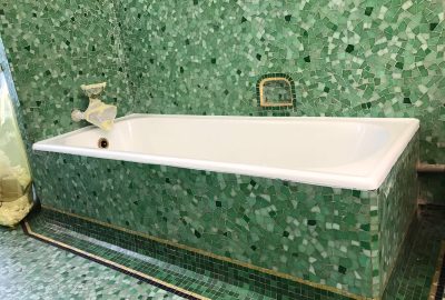 baignoire encastrée par carrelages mosaic