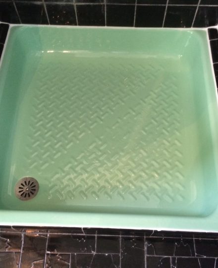 bac a douche réémaillé